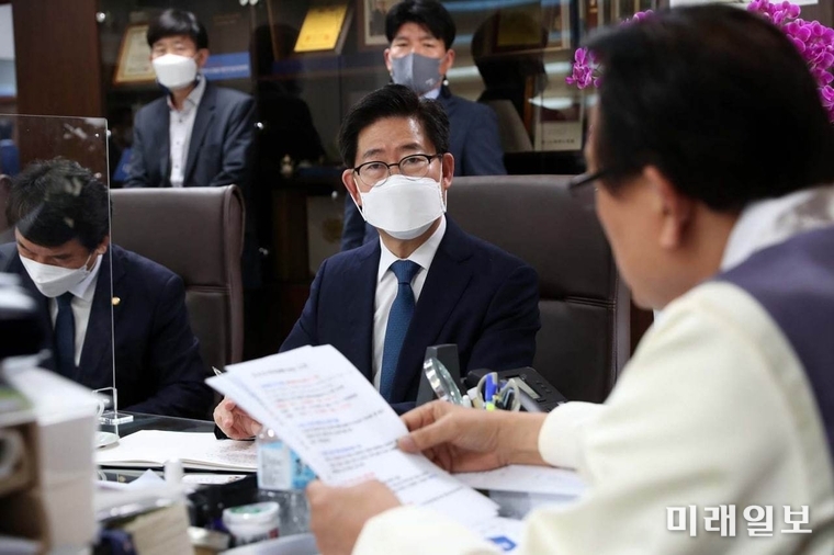 제20대 대통령선거 출사표를 던진 양승조 충남도지사가 13일 서울 동작동 국립서울현충원 참배 후 첫 행선지로 '대한노인회'를 방문, 김호일 대한노인회장과 간담회를 갖고 있다./사진=미래일보
