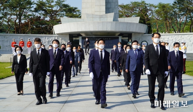 제20대 대통령선거 출사표를 던진 양승조 충남도지사가 13일 서울 동작동 국립서울현충원 참배를 마치고 이동하고 있다./사진=미래일보