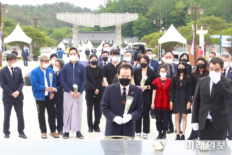 제41주년 5·18 민주화운동 기념식이 열린 18일 오전 광주 북구 운정동 국립5·18민주묘지에서 정세균 전 국무총리가 미얀마 유학생들과 함께 참배하고 있다./광주=장건섭 기자