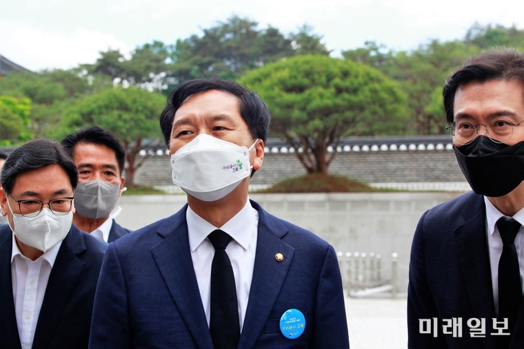 김기현 국민의힘 대표 권한대행 겸 원내대표가 광주 5·18 민주묘지에서 열린 제41주년 5·18민주화운동 기념식에 참석한 뒤 기자들의 질문에 답하고 있다./사진=광주/장건섭 기자