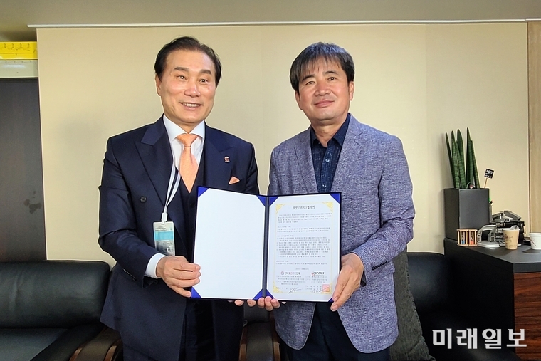 추광규 ㈜시사포토뱅크 대표(오른쪽)와 박희영 세계e스포츠서포터즈 총재가 24일 오후 서울 강남구 청담동 2-10 남강빌딩에서 업무협약을 체결하고 기념촬영을 하고 있다./사진=장건섭 기자