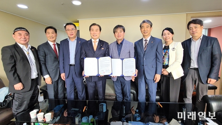 추광규 ㈜시사포토뱅크 대표(왼쪽에서 다섯 번째)와 박희영 세계e스포츠서포터즈 총재(왼쪽에서 네 번째) 등이 24일 오후 서울 강남구 청담동 2-10 남강빌딩에서 업무협약을 체결한 후 기념촬영을 하고 있다./사진=장건섭 기자