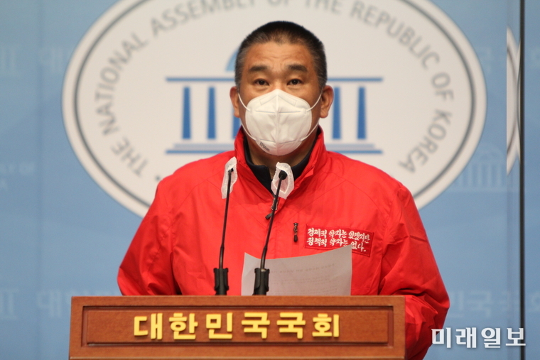 최승재 국민의햄 의원(비례대표)이 지난 27일 서울 여의도 국회 소통관에서 정부의 손실보상법 관련 기자회견을 열고 있다./사진=미래일보
