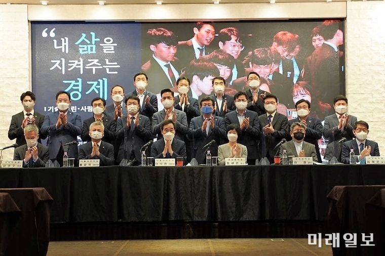 이낙연 전 더불인주당 대표가 31일 서울 여의도 CCMM빌딩 컨벤션홀에서 개최된 '연대와공생'이 주관하는 '내 삶을 지켜주는 경제' 정책토론회에 참석, 참석자들과 기념쵤영을 하고 있다./사진=이낙연 의원실