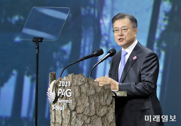 문재인 대통령이 30일 오후 서울 동대문디자인플라자(DDP)에서 열린 `2021 P4G 서울 녹색미래 정상회의` 개회식에서 연설하고 있다./사진=청와대 제공
