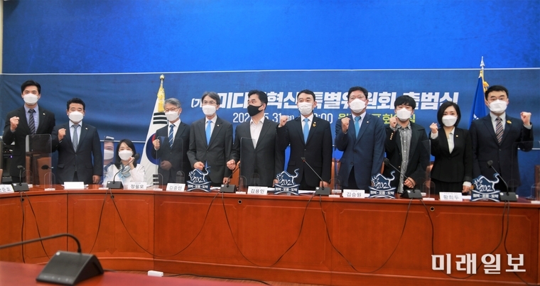 김용민 더불어민주당 미디어혁신특별위원회 위원장을 비롯한 위원들이 31일 오후 서울 여의도 국회에서 열린 미디어혁신특별위원회 1차 회의에서 구호를 외치고 있다./사진=김승원 의원실