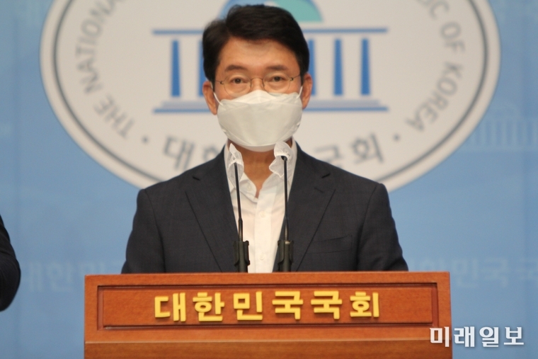 김수홍 더불어민주당 의원이 10일 오후 서울 여의도 국회 소통관에서 '농지법 위반 의혹'과 관련 해명 기자회견을 하고 있다./ⓒ 미래일보