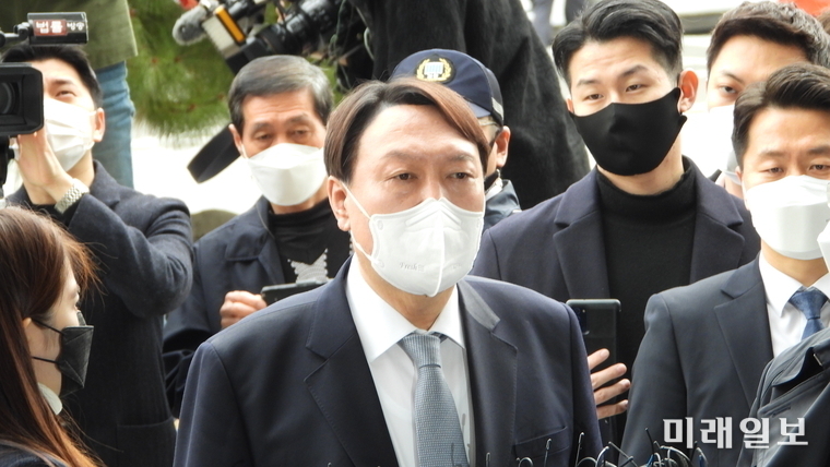 윤석열 전 검찰총장이 지난 3월 4일 오후 서울 서초구 대검찰청 현관에서 총장직 사퇴 의사를 발표하고 있다. 윤 총장은 최근 '중대범죄수사청' 설치 문제를 두고 여권과 날카롭게 대립해 왔다./사진=장건섭 기자