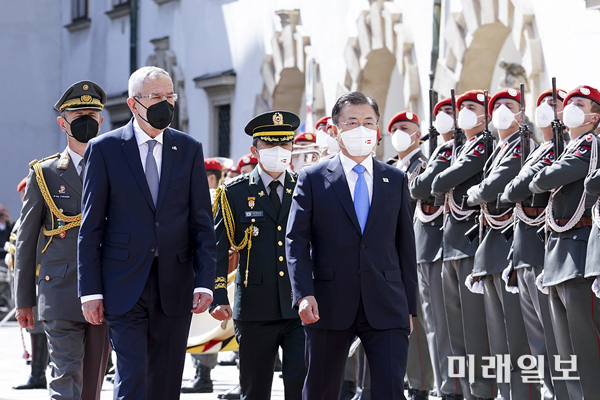 오스트리아를 국빈 방문중인 문재인 대통령이 14일(현지시간) 비엔나 호프부르크궁 발하우스 광장에서 열린 공식환영식에서 알렉산더 판 데어 벨렌 대통령과 의장대를 사열하고 있다./사진=청와대 제공