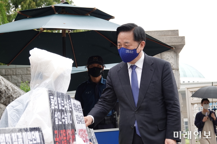 김두관 더불어민주당 의원(오른쪽)이 18일 국회 앞에서 수술실 CCTV 설치 의무화 1인 시위 중인 고(故) 권대희씨 모친 이나금씨를 만나 법안의 조속한 통과를 위해 돕겠다고 약속하고 있다./ⓒ 미래일보