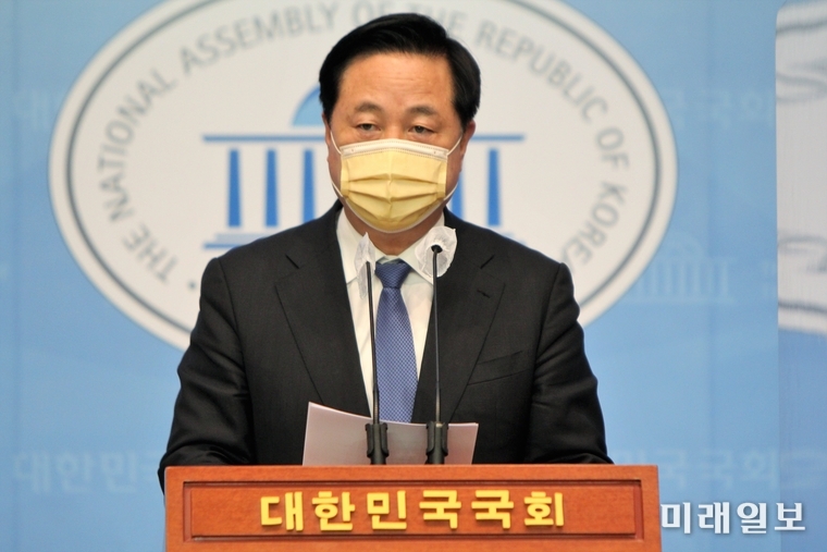 김두관 더불어민주당 의원이 18일 오전 서울 여의도 국회 소통관에서 정책 기자회견을 갖고 "과감한 자치분권과 급진적 균형발전으로 연방제 수준의 분권국가를 만들겠다"며 "전국을 5개의 메가시티로 재구조화하고 5개의 새로운 수도권을 만들어야한다"고 밝혔다./사진=장건섭 기자