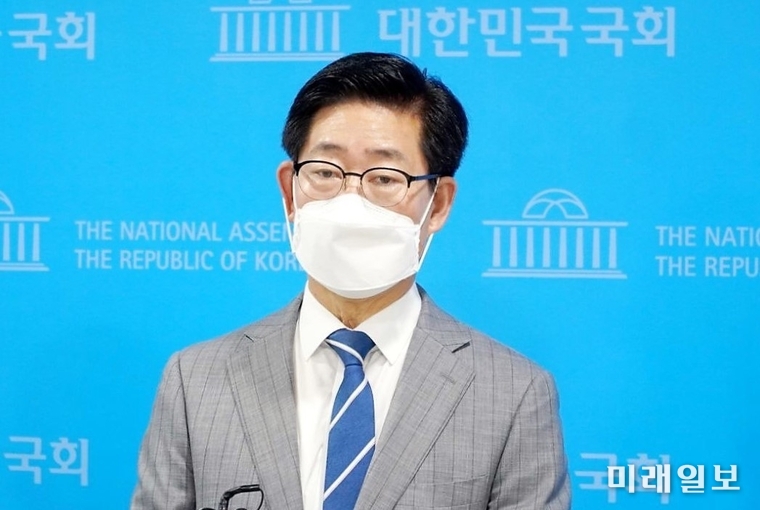 대선 출마를 선언한 양승조 충남도지사가 27일 서울 여의도 국회 소통관에서 직무수행 기간만큼 사정기관 고위공직자의 선거 출마를 제한하는 '윤석열·최재형 방지법' 공약 발표 후 취재진의 질의를 받고 있다./ⓒ미래일보