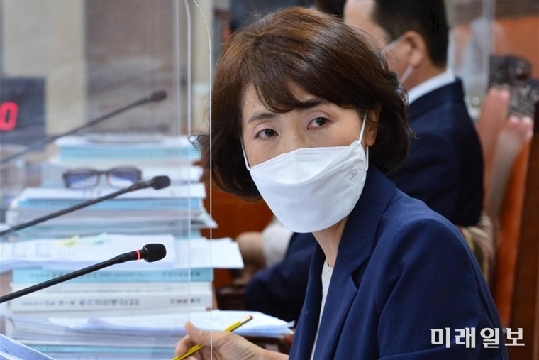 회의 중 질의를 하고 있는 이정인 서울시의원(더불어민주당, 송파5)./ⓒ미래일보