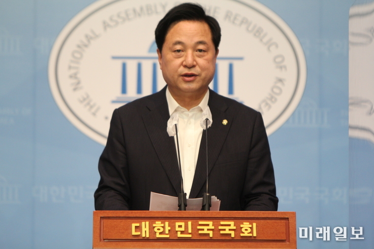 대권주자 김두관 더불어민주당 의원이 30일 오전 서울 여의도 국회 소통관에서 기자회견을 하고 있다./사진=장건섭 기자
