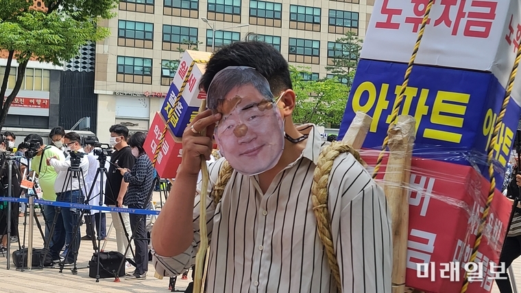 5일 오후 서울 중구 서울시청 광장에서 최재형 전 감사원장의 지지 모임인 '별을 품은 사람들'이 개최한 대선 출마 촉구 기자회견에서 지지자들이 퍼포먼스를 하고 있다./사진=장건섭 기자