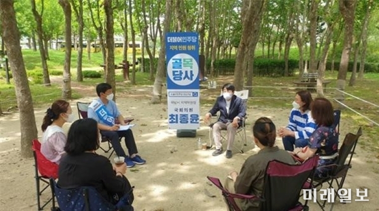 최종윤 더불어민주당 의원이 7일, 하남 나무고아원에서 하남시학부모연합회 임원진들과 간담회를 진행하고 있다./사진=최종윤 의원실