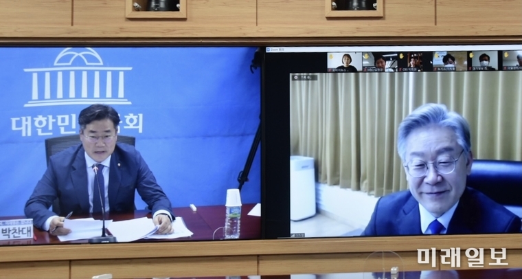 이재명 더불어민주당 제20대 대통령 선거 경선 후보자가 지난 온라인 1차간담회를 성황리에 마치고 16일 오후 2시에 2차 온라인 기자간담회를 진행했다. 이날 이재명 열린캠프 수석대변인 박찬대 의원(더불어민주당, 연수갑)이 사회를 맡아 온라인(ZOOM)으로 진행한 기자간담회는 90여 분 동안 여러 질의가 오가며 진행되었다./사진=박찬대 의원실