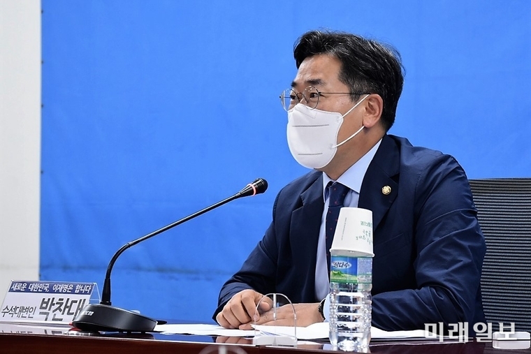 이재명 열린캠프 수석대변인 박찬대 의원이 16일 오후 이재명 더불어민주당 제20대 대통령 선거 경선 후보자가 지난 온라인 1차간담회를 성황리에 마치고 온라인(ZOOM)으로 진행한 기자간담회에서 사회를 맡아 발언하고 있다./사진=박찬대 의원실