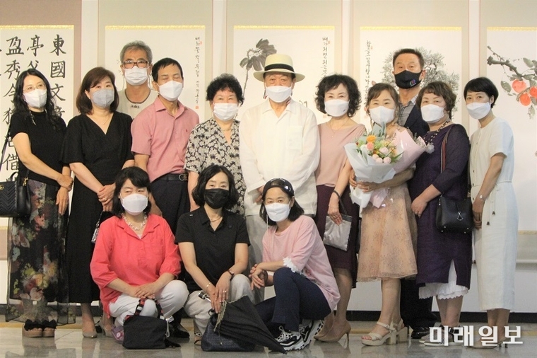 17일 오후 경북 경산시민회관에서 개막된 제8회 한국서예신문대전에서 주최 측과 입상자들이 단체로 기념촬영을 하고 있다./대한일보 제공