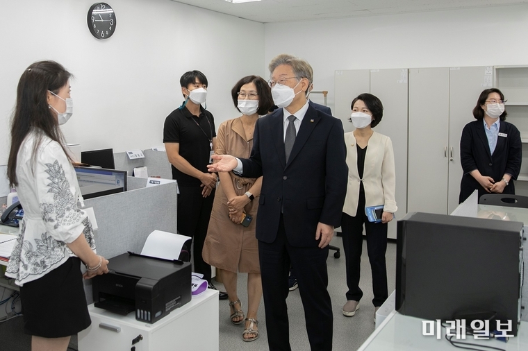 이재명 경기도지사가 19일 오전 경기도 인재개발원에 위치한 디지털성범죄 피해자 원스톱지원센터를 방문, 관계자들과 환담을 나누고 있다./사진=경기도청