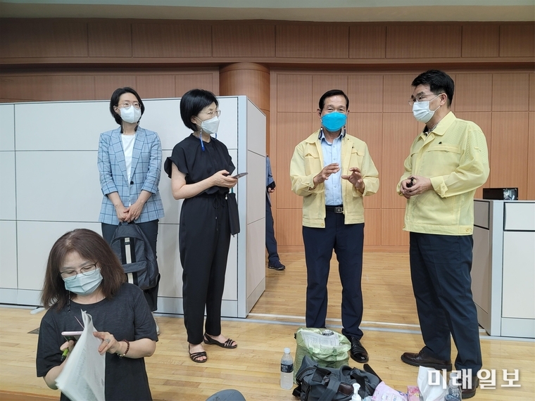 김수규 서울시의원(오른쪽에서 두 번째)이 지난 19일 고3 및 교직원 대상 예방접종이 진행되고 있는 동대문구체육관을 방문하여 관계 공무원을 격려하고 있다./사진=김수규 의원실