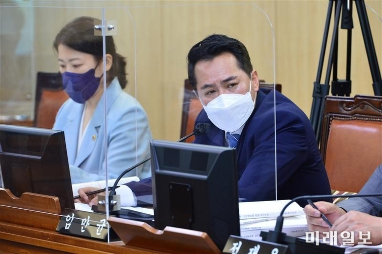 임만균 서울시의회 의원이 지난 27일 서울시의회 본회의장에 열린 서울주택도시공사 사장 후보 인사청문 특별위원회에서 발언하고 있다./사진=임만균 서울시 의원실