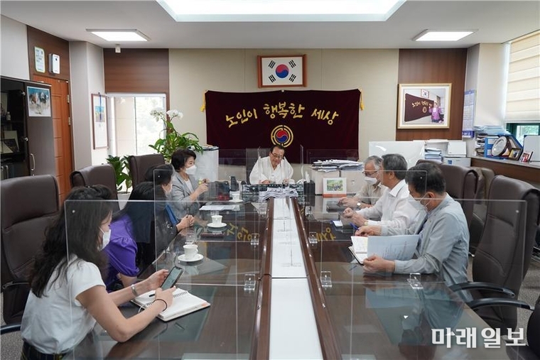 서정숙 국민의힘 의원이 28일 오전 서울 용산구 효창동 소재 사단법인 대한노인회중앙회를 방문, 김호일 대한노인회중앙회장 및 중앙회 김영팔 상임이사, 이기웅 감사실장, 이정복 기획운영본부장, 강채원 행정지원본부장 등이 참석한 가운데, 현장 정책간담회를 갖고 있다./사진=서정숙 의원실