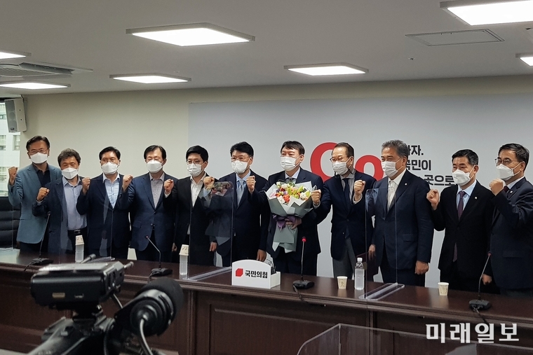 윤석열 전 검찰총장이 30일 오후 서울 여의도 국민의힘 당사에서 권영세 대외협력위원장에게 입당원서를 제출한 뒤 기념촬영을 하고 있다./사진=신성대 기자