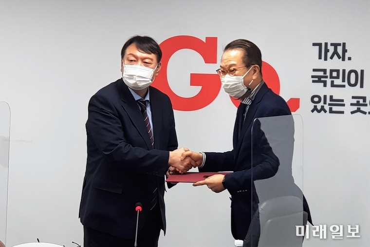 윤석열 전 검찰총장이 30일 오후 서울 여의도 국민의힘 당사에서 권영세 대외협력위원장에게 입당원서를 제출한 뒤 기념촬영을 하고 있다./사진=신성대 기자