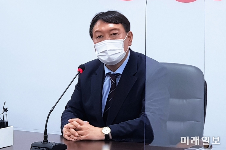 윤석열 전 검찰총장이 30일 오후 서울 여의도 국민의힘 당사에서 권영세 대외협력위원장에게 입당원서를 제출한 뒤 기자들과 질의응답을 하고 있다./사진=신성대 기자