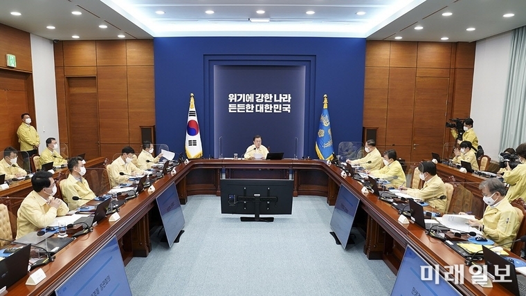 문재인 대통령이 29일 청와대에서 민생경제장관회의를 주재하고 있다. 문 대통령은 이날 "방역상황으로 민간 경제활동에 어려움이 커질수록 정부가 적극적 재정운영으로 민생의 버팀목이 되어야 한다"고 말했다./사진=청와대 제공