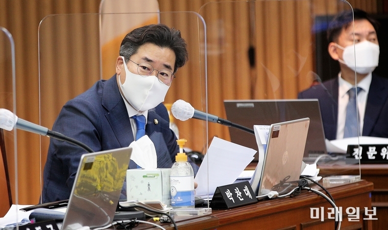 박찬대 더불어민주당 의원이 지난 7월 14일 서울 여의도 국회에서 열린 국회 교육위원회 전체 회의에서 발언하고 있다./ⓒ 장건섭 기자