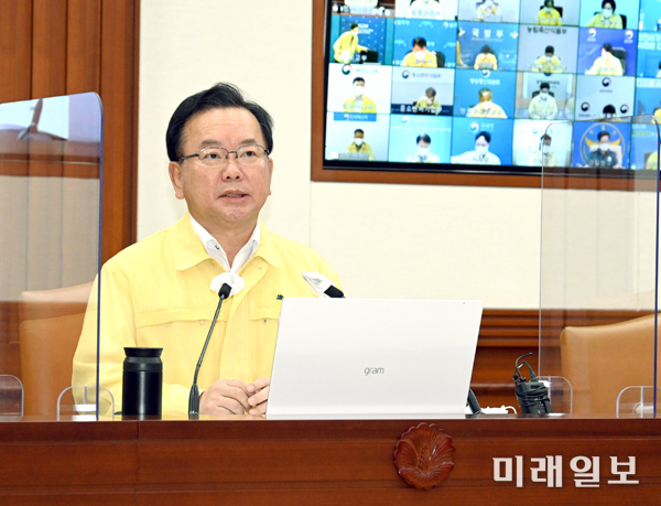 김부겸 국무총리가 4일 정부서울청사에서 열린 코로나19 중대본 회의를 주재하고 있다./사진=국무조정실