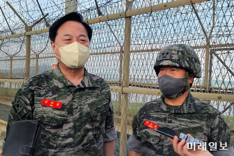 김두관 더불어민주당 20대 대통령선거 예비후보가 5일 오전 해병대 2사단을 방문, 정수용 해병대 2사단장(소장)의 안내로 애기봉과 마금포리 등 해안선 철책 주변 경계선 일대를 시찰하고 안보 태세를 점검하는 자리에서 취재진의 질문에 답하고 있다./사진=장건섭 기자