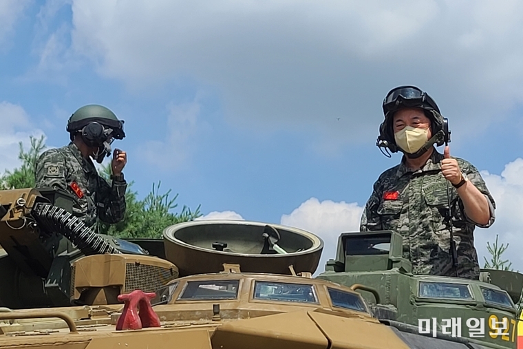김두관 더불어민주당 20대 대통령선거 예비후보가 5일 오전 해병대 2사단을 방문, 주력무기인 병력수송용 상륙돌격장갑차(KAAVP-7A1)에 탑승 '엄지 척'을 하고 있다./사진=장건섭 기자