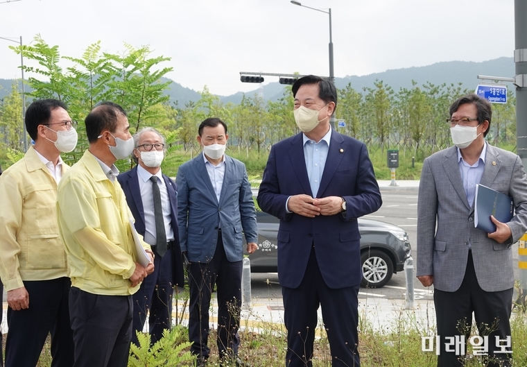 김두관 더불어민주당 20대 대통령선거 경선후보가 12일 구미를 방문해 구미형 일자리 등 현황을 청취하고 있다./사진=김두관 캠프 제공