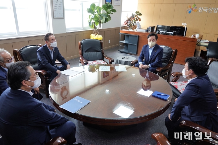 김두관 더불어민주당 20대 대통령선거 경선후보가 12일 구미를 방문해 한국산업단지공단 경북본부를 방문해 구미시장 등 관계자들과 함께 스마트그린산단 관련 간담회를 갖고 있다./사진=김두관 캠프 제공