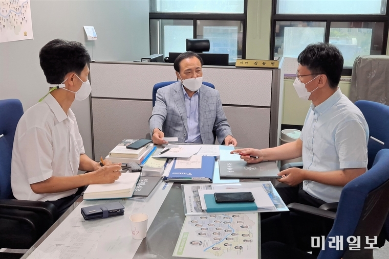 김용연 서울시의회 의원이 11일 서울의회 사무실에서 서울특별시 전략산업기반과 마곡단지관리팀장·마곡단지지원팀장과 간담회를 갖고 있다./사진=김용연 의원실