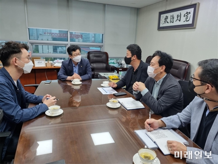 안호영 더불어민주당 의원이 29일 서울 여의도 국회의원실에서 현대자동차 임원진과 간담회를 갖고 30일 고용안정위원회에서 논의될 현대차 생산물량 이전과 관련 반드시 전주공장에 '스타리아(스타렉스 후속 모델)' 생산물량 이전이 확정돼야 한다고 강조하고 있다./사진=안호영 의원실