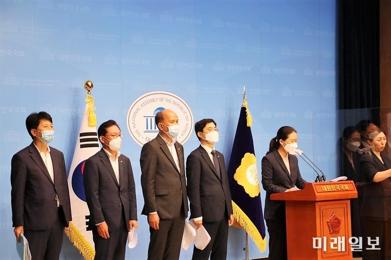 여야 국회 정무위원회 소속 의원들이 29일 오전 서울 여의도 국회 소통관에서 기자회견을 열고, 담합사건 무마를 위한 해운법 개정안의 논의를 중단해야 한다고 밝혔다../사진=미래일보