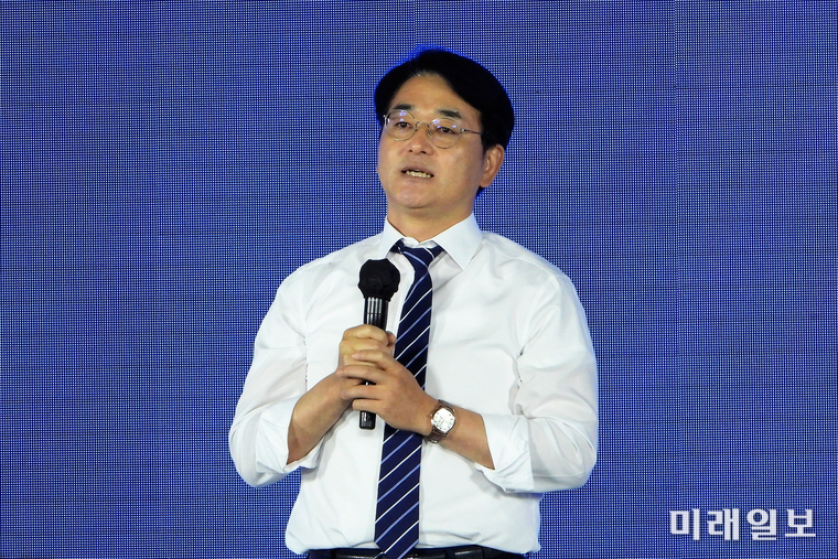 박용진 더불어민주당 대선 예비후보가 10일 오후 서울 송파구 올림픽공원 SK올림픽핸드볼경기장에서 열린 제20대 대통령선거 후보자 선출을 위한 서울 합동연설회에서 정견발표를 하고 있다./사진=장건섭 기자