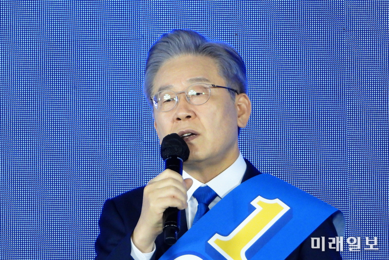 이재명 더불어민주당 대선 예비후보가 10일 오후 서울 송파구 올림픽공원 SK올림픽핸드볼경기장에서 열린 제20대 대통령선거 후보자 선출을 위한 서울 합동연설회에서 정견발표를 하고 있다./사진=장건섭 기자
