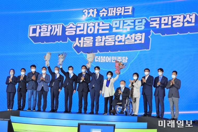 더불어민주당 제20대 대통령 후보에 선출된 이재명 후보가 10일 서울 송파구 올림픽공원 핸드볼경기장에서 열린 서울 합동연설회에서 상대 후보 및 당 지도부들과 기념촬영을 하고 있다./사진=장건섭 기자