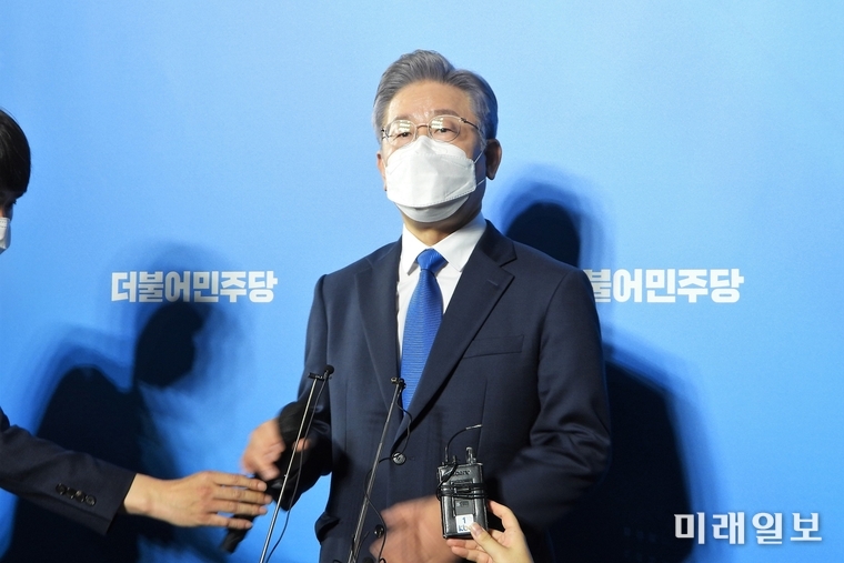 더불어민주당 제20대 대통령 후보에 선출된 이재명 후보가 10일 서울 송파구 올림픽공원 핸드볼경기장에서 열린 서울 합동연설회에서 수락 연설을 마친 후 기자회견을 하고 있다./사진=장건섭 기자
