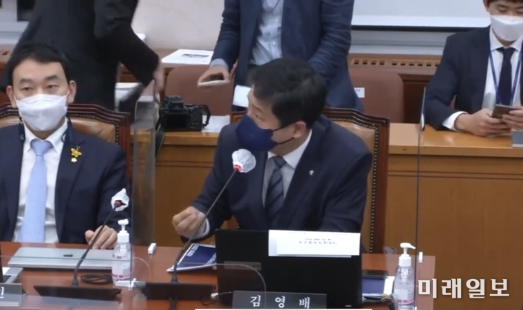 김영배 더불어민주당 의원(오른쪽)이 15일 서울 여의도 국회 법사위 국정감사에서 '빗썸' 등 가상자산 관련 분쟁의 피해자가 다수인 점을 지적하면서 집중 심리 등 신속한 재판을 강조하고 있다./사진=인터넷언론인연대