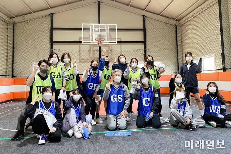 이재명 더불어민주당 대선 후보가 31일 오전 임오경 더불어민주당 의원과 경기 고양시 상암농구장을 찾아 2030 여성 생활체육 동호인들과 넷볼을 즐기며 여성 생활체육 현안을 청취하고 있다./사진=임오경 의원실