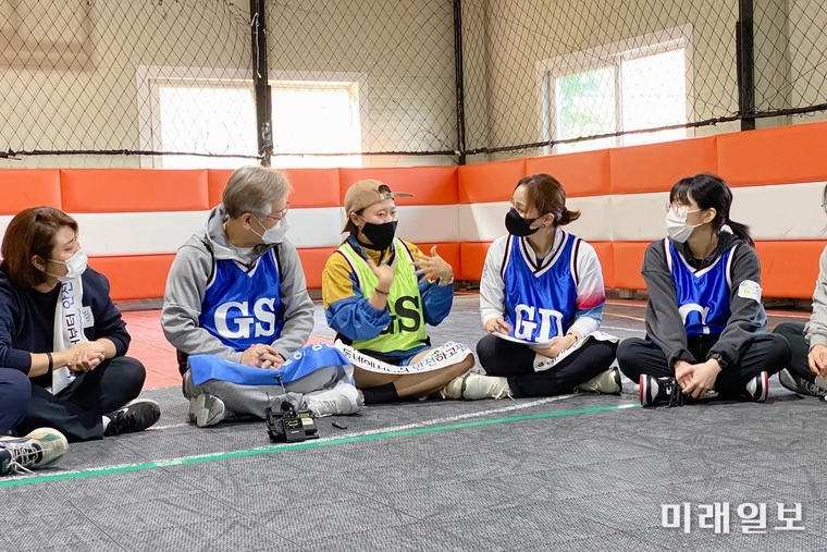 이재명 더불어민주당 대선 후보가 31일 오전 임오경 더불어민주당 의원과 경기 고양시 상암농구장을 찾아 2030 여성 생활체육 동호인들과 넷볼을 즐기며 여성 생활체육 현안을 청취하고 있다./사진=임오경 의원실