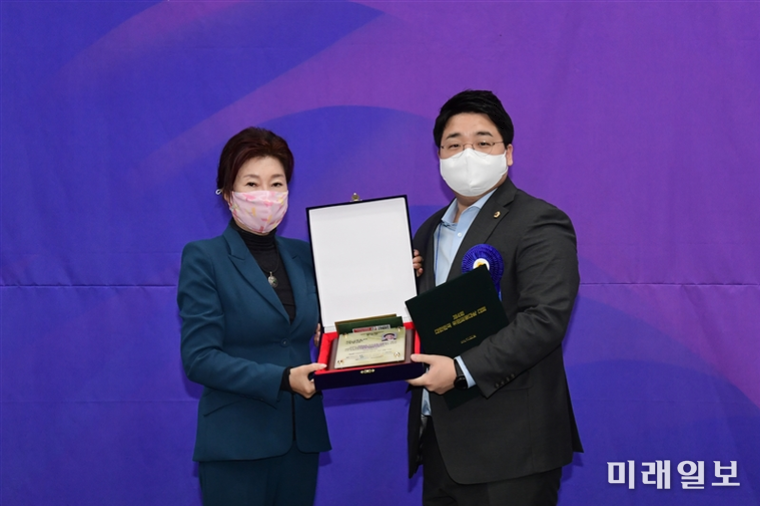 이동현 서울시의회 의원이 29일 울산전시컨벤션센터에서 개최된 제4회 대한민국 위민의정대상 대회에서 '조례 제·개정' 분야 우수상을 수상하고 있다./사진=서울시의회 제공