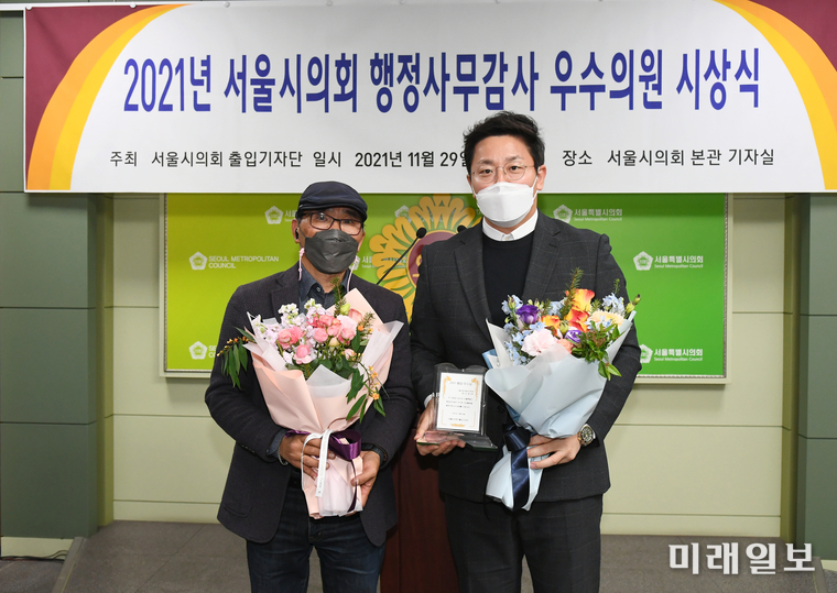 한기영 서울시의회 의원(더불어민주당, 비례)이 2021년 행정사무감사에서 뛰어난 성과를 인정받아 지난 29일 서울시의회 본관 기자실에서 열린 '서울시의회 2021 행정사무감사 우수의원' 시상식에서 미래일보 장건섭 기자로부터 우수의원상을 수여 받고 기념촬영을 하고 있다./사진=서울시의회 제공