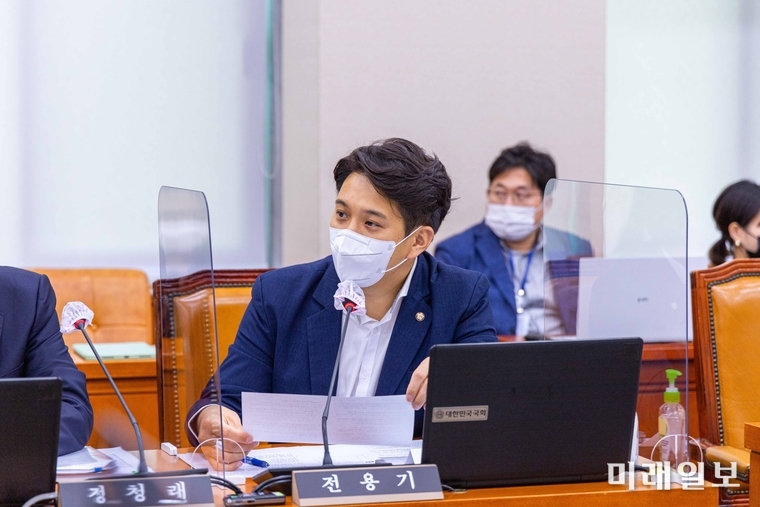 2일 확률형 아이템처럼 게이머가 돈을 주고 구입한 아이템 등의 경우, 확률 정보·종류 및 효과· 성능 등을 의무적으로 공개·표시하도록 하는 '게임산업진흥법 일부개정법률안'을 발의한 전용기 더불어민주당 의원./ⓒ미래일보